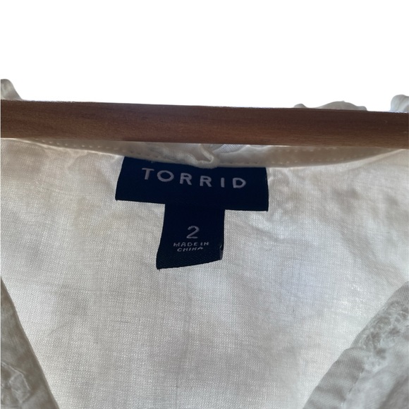 Torrid Clip Dot Mixed Eyelet Yoke Detail Top Sz 2 - Picture 6 of 10